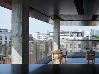 現代屋頂餐廳，採用混凝土與玻璃元素