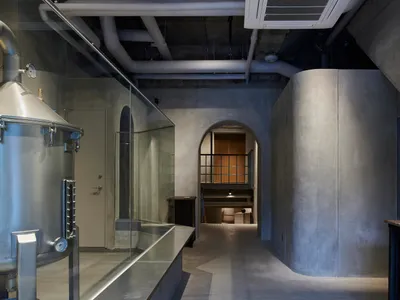 An industrial-style restaurant featuring concrete and metal materials.