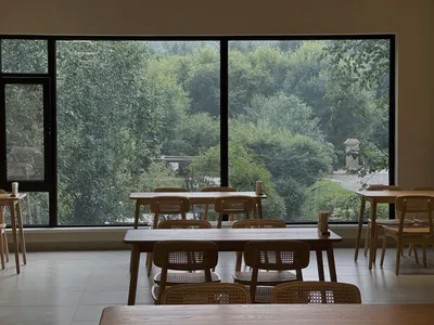 簡約風格的餐廳室內，搭配木製桌椅。