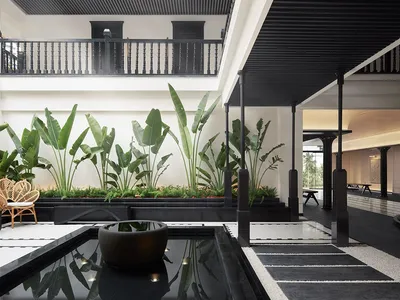現代酒店大廳的室內視角，展現當代建築風格，搭配混凝土與木質材料。