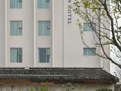 現代酒店建築，擁有白色外牆與灰色混凝土屋頂。