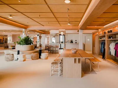 簡約餐廳室內空間，陳設木製餐桌、餐椅與層架。