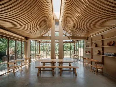 以木質為主材的簡約餐廳室內空間。