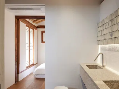 極簡住宅廚房，採用混凝土與石材材質。