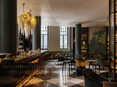 現代酒店酒吧，展現金屬、玻璃與大理石元素。