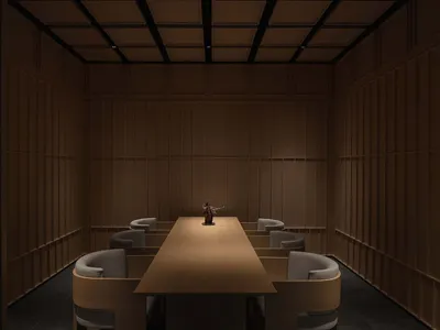 簡約現代餐廳用餐區，木質元素包括一張長木桌及周圍的軟墊餐椅