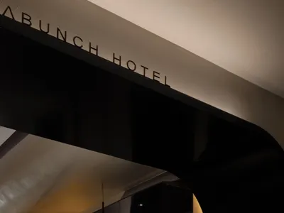現代黑白風格的飯店入口，搭配金屬元素與混凝土牆面