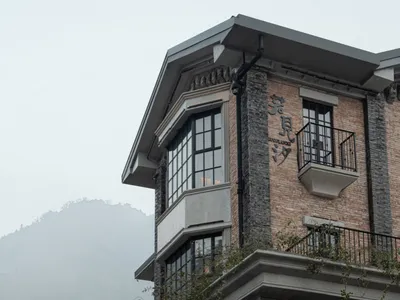 石階通往磚造建築外觀，玻璃咖啡吧招牌映入眼簾。