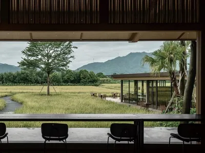 簡約餐廳室內採用木質元素，並可眺望稻田與山景。