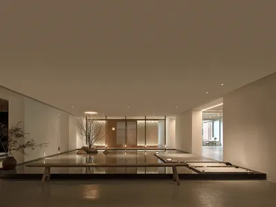 現代酒店大廳，採用混凝土地板、簡約設計與開闊空間。