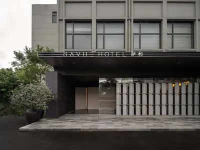 SAVHE 酒店入口採用混凝土與玻璃材質。