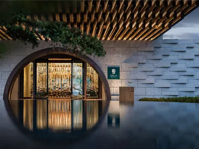 現代酒店門口以玻璃牆與混凝土天花板為框景。