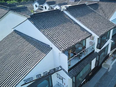 俯瞰咖啡店屋頂露台，屋頂採用陶瓷瓦材質。