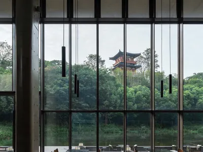 現代餐廳室內空間，設有大面玻璃窗與混凝土地板。