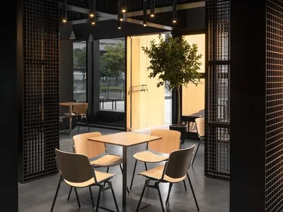 極簡餐廳室內，搭配金屬點綴與黑色牆面