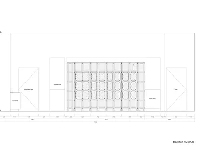 詳細的建築平面圖，顯示商業廚房的室內配置，包括儲藏架與緊急出口