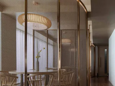 現代金屬餐廳室內，搭配Bloch吊燈。