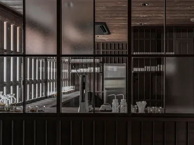 現代商用廚房內的金屬層架與各式物品。