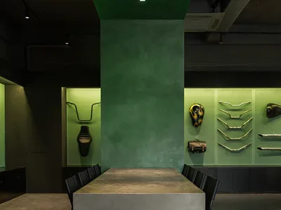 工業風餐廳室內，採用混凝土與金屬元素