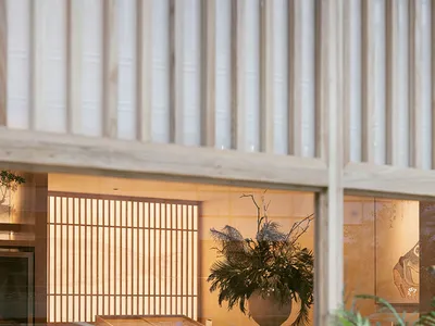 現代餐廳內部，設有餐桌、椅子與盆栽，營造舒適氛圍