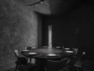 帶圓桌與椅子的昏暗餐廳區域，營造出神秘氛圍
