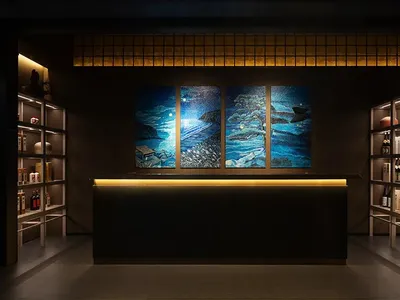 優雅餐廳內裝，吧台區上方懸掛大型水景畫作，氛圍高雅寧靜