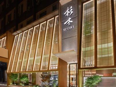 現代亞洲餐廳，紅地毯、盆栽與溫暖燈光