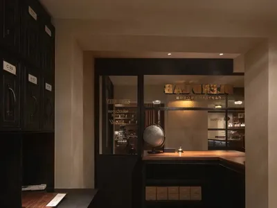 溫馨烘焙坊內部，設有櫃檯、餐桌與舒適座椅，融合鄉村風家具與裝飾品