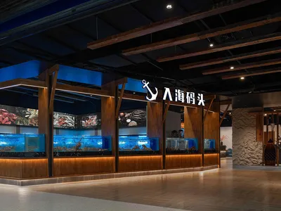 木質設計的水族館商店，展示大型魚缸中的魚群，營造輕鬆愉悅的氛圍