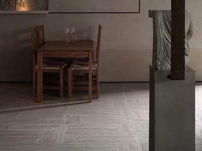 寧靜溫馨的餐區，配有木桌、椅子、酒杯與杯子，周圍環繞石牆
