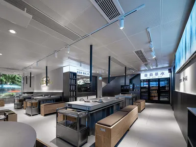 現代餐廳內部設計，擁有寬敞廚房區、多個水槽與餐桌，展現實用且高效的設計
