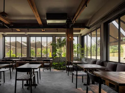 餐廳內部有多張圓桌與椅子，有些帶有軟墊，佈置適合社交與用餐