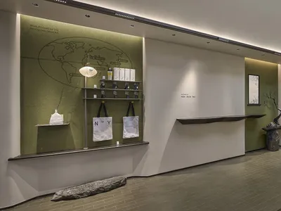 現代室內設計展廳，牆上掛著大型世界地圖，周圍陳列展示各種風格與設計的包袋