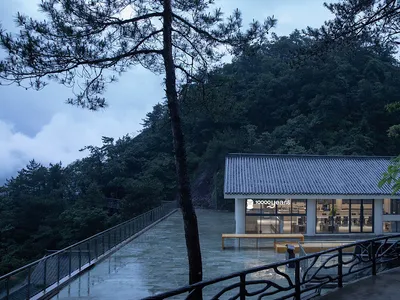 擁有山景的現代餐廳，設有多椅餐區與時尚設計