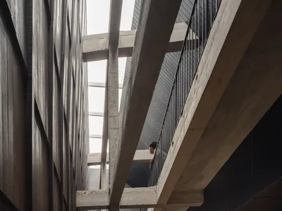 熱鬧的餐廳場景，設有餐桌、椅子與長椅，周圍環繞著享受時光的客人