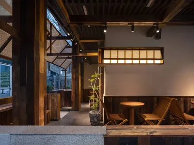 木質牆面、椅子與盆栽的溫馨餐廳內部，營造溫暖親切的氛圍
