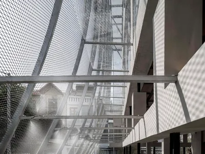 玻璃牆開放式餐廳空間，配有餐桌、椅子與盆栽，展現現代當代設計風格