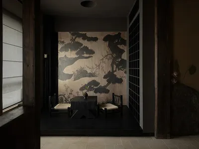 溫馨亞洲風格餐廳空間，配有餐桌、椅子與牆上藝術品，柔和燈光營造溫暖氛圍