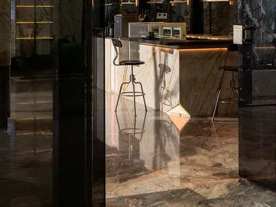 溫馨咖啡廳吧台，兩側各一張椅子，大理石檯面，營造溫暖親切的氛圍