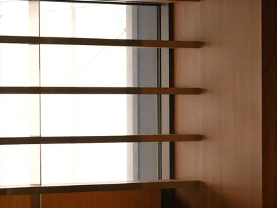 溫暖舒適的木質牆面與地板空間，設有餐桌與兩把椅子