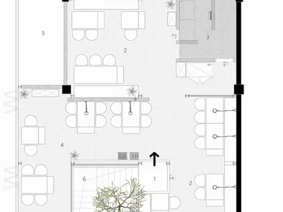 室內種植樹木的舒適客廳，配備舒適家具與精心規劃的空間布局