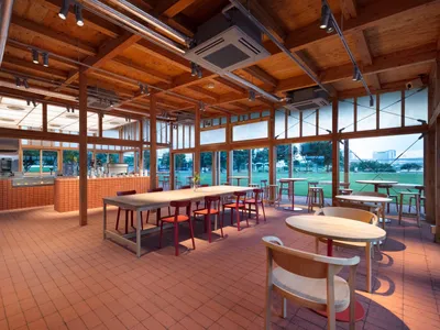 現代餐廳內部，擁有寬敞餐飲區，設有多張桌椅，明亮且溫馨接待
