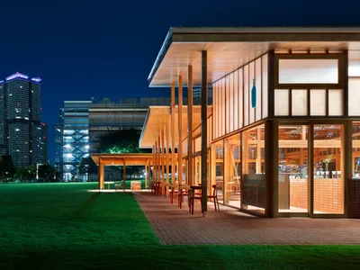 開放式現代餐廳，擁有大型木質結構，內含多張餐桌椅，營造溫馨舒適氛圍，融入天然木質元素與充足座位選擇