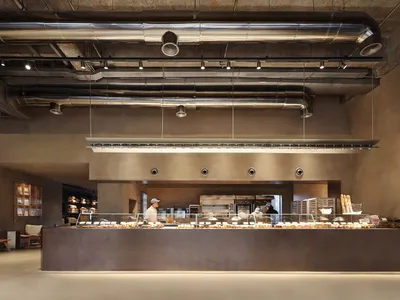 熱鬧的餐廳廚房，有人員、食物和廚具，前方襯托著廚房設備與儲物背景