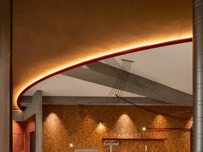 溫暖舒適的廚房與餐廳區，木質地板與牆面，設有餐桌椅、沙發與裝飾瓶