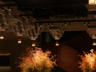 優雅餐廳空間，配備現代座椅、花瓶插花與精緻氛圍