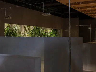 溫馨家用辦公空間，配有大型木樑、盆栽植物與兩張椅子，營造舒適親切的氛圍