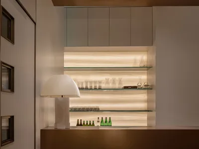 光線充足的廚房區域，檯面擺放瓶裝飲料、酒杯與杯子，營造出適合社交或招待的舒適氛圍