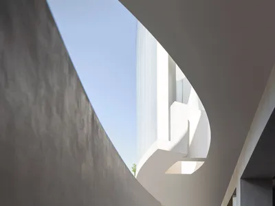 現代內部空間兩側各設一梯，形成深度與動感的視覺效果