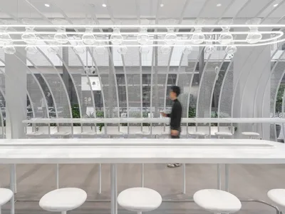 現代餐廳內部，配有長吧台、餐桌，以及舒適的客人座位區